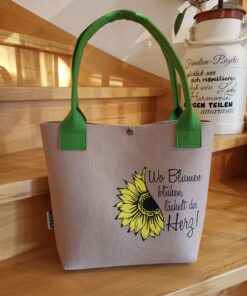 Wo Blumen blühen lächelt das Herz