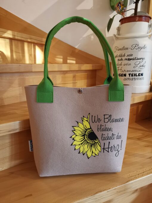 Wo Blumen blühen lächelt das Herz