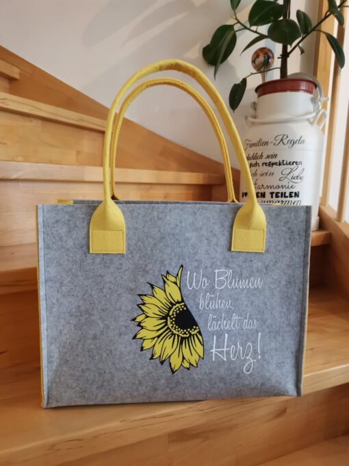 Wo Blumen blühen lächelt das Herz!
